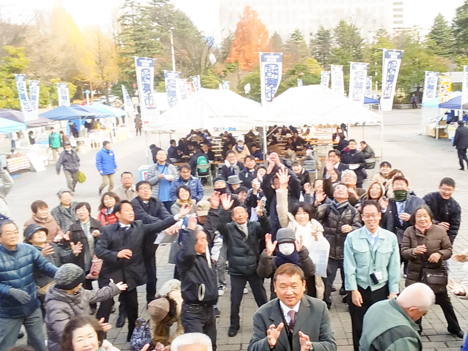 恒例のもちまきで盛り上がる会場