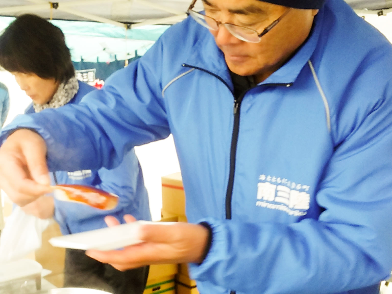 一本一本丁寧に味噌田楽を提供する高橋長泰さん