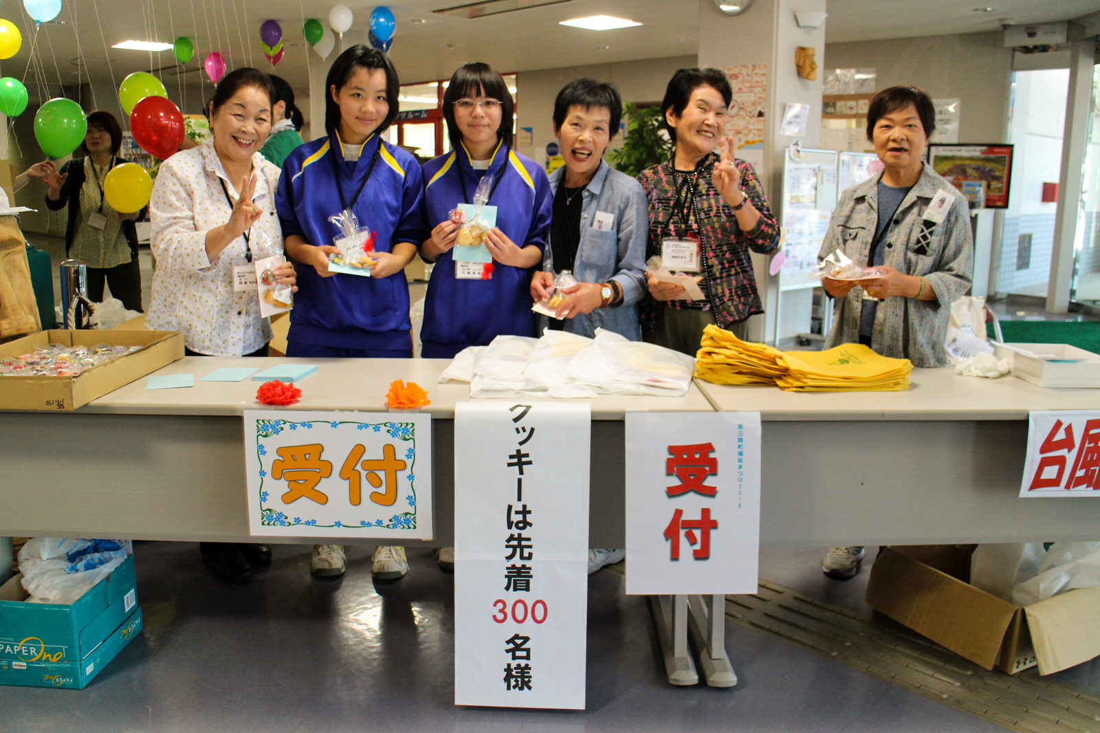 入り口では地元のキレイどころがお出迎え！志津川中学校からのボランティアも大活躍！