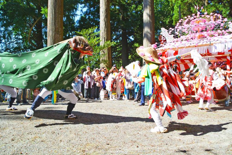 250年の伝統とプライドが、黄金色の里に舞う入谷打囃子