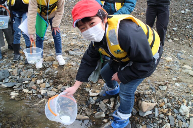 海の環境を考えるきっかけに　地元小学生がサケの稚魚放流体験