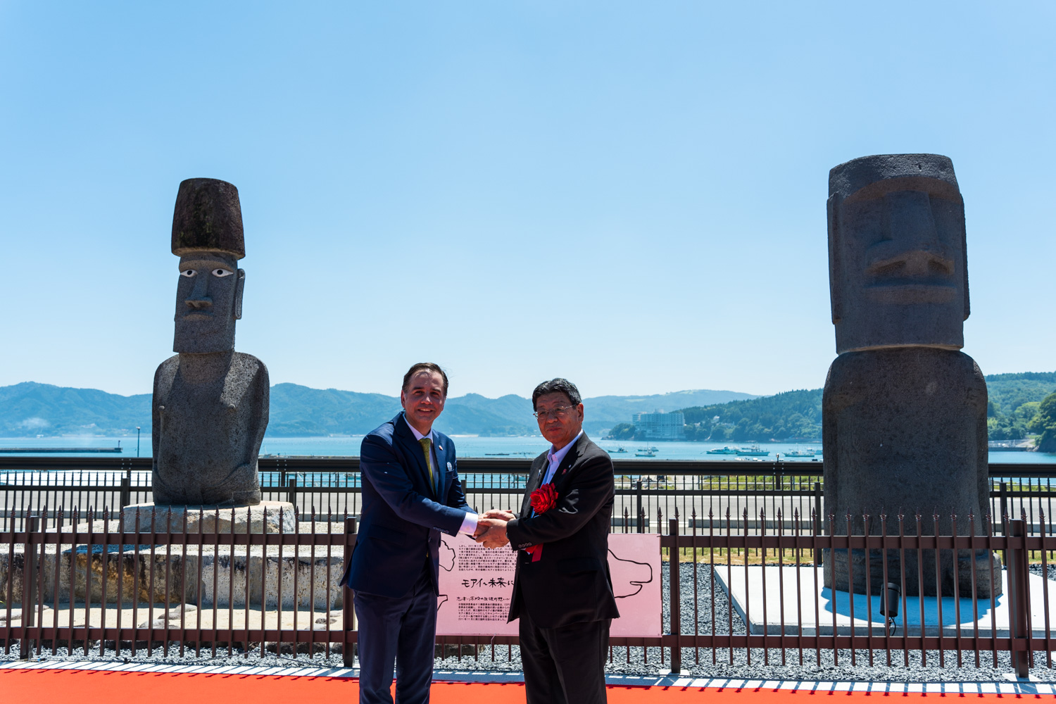 2体のモアイ像が町を見守る新名所誕生。志津川湾を望む「うみべの広場