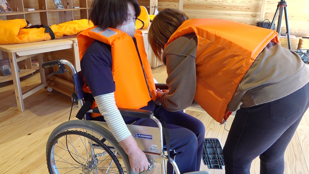 津波被害からいち早い救助へ！「GPS付きライフジャケット」を開発 - 南